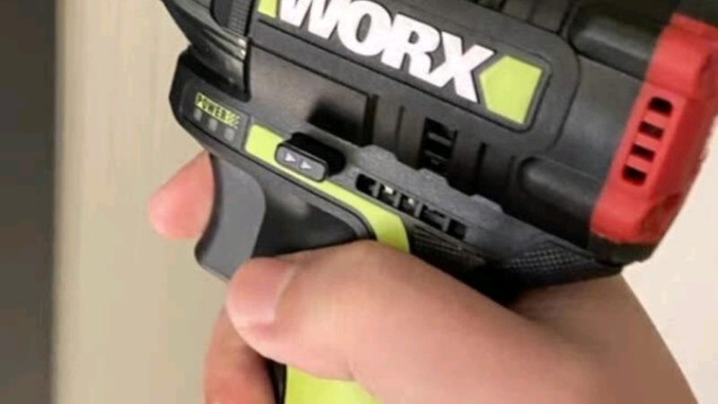 装修工人电动工具和手动工具选择